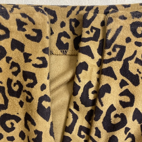 Chico’s BLACK LABEL Cheetah Print
Printed Faux-Suede Skirt Zipper Accents Size 1 - Picture 8 of 9